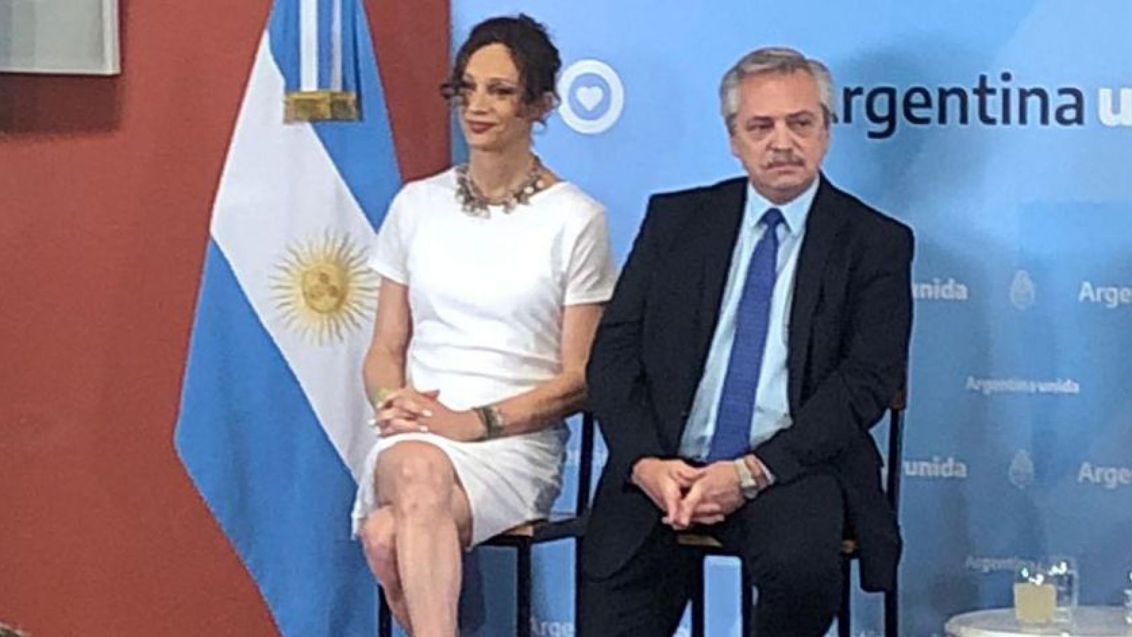 Alberto Fernández le entregó su DNI a Isha Escribano: "Hoy somos un poco más iguales"